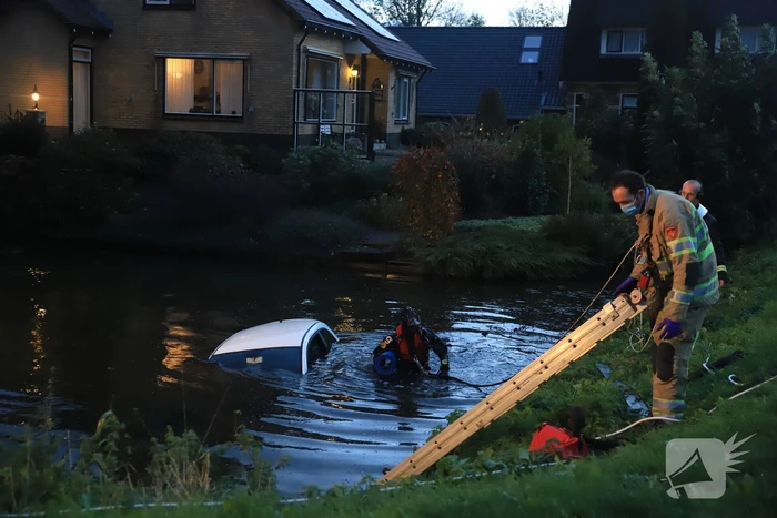 Automobiliste raakt van de weg belandt te water