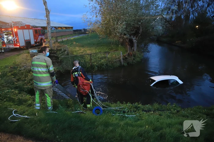 Automobiliste raakt van de weg belandt te water