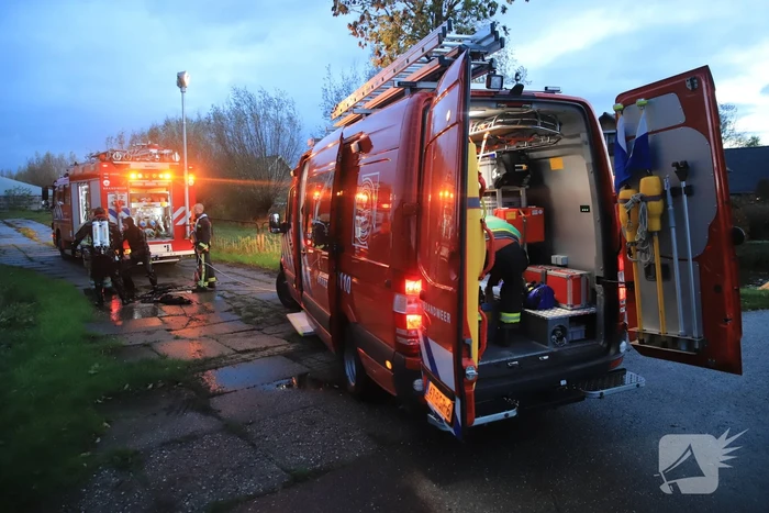 Automobiliste raakt van de weg belandt te water