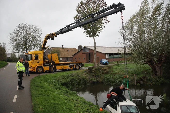 Automobiliste raakt van de weg belandt te water