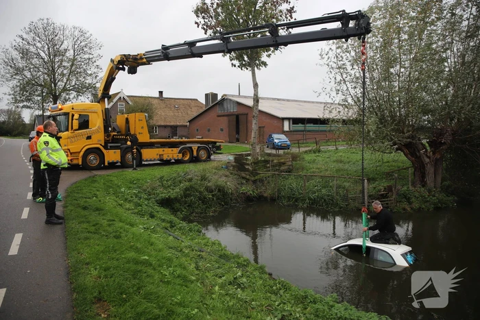 Automobiliste raakt van de weg belandt te water