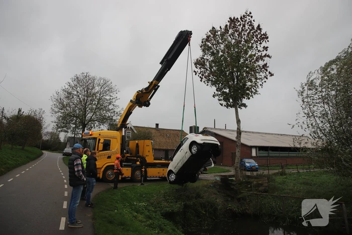 Automobiliste raakt van de weg belandt te water