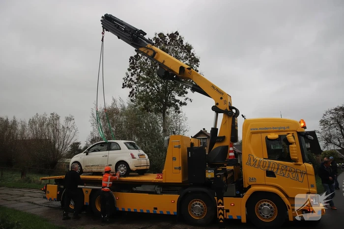 Automobiliste raakt van de weg belandt te water