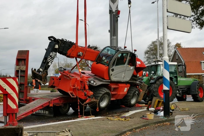 Grote aanhanger met verreiker op z'n kant op rotonde