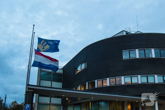 Vlag halfstok en eerbetoon voor overleden politieagent Jeroen Leuwerink (28)