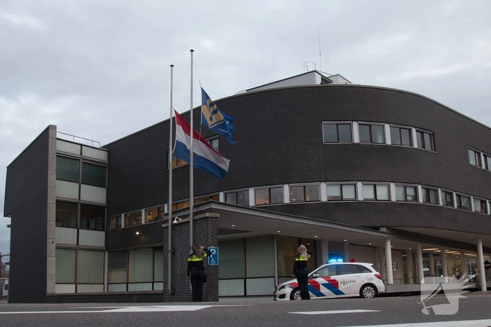 Vlag halfstok en eerbetoon voor overleden politieagent Jeroen Leuwerink (28)