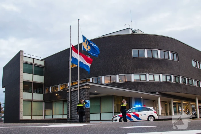 Vlag halfstok en eerbetoon voor overleden politieagent Jeroen Leuwerink (28)