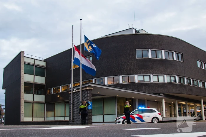 Vlag halfstok en eerbetoon voor overleden politieagent Jeroen Leuwerink (28)