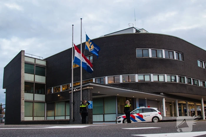 Vlag halfstok en eerbetoon voor overleden politieagent Jeroen Leuwerink (28)