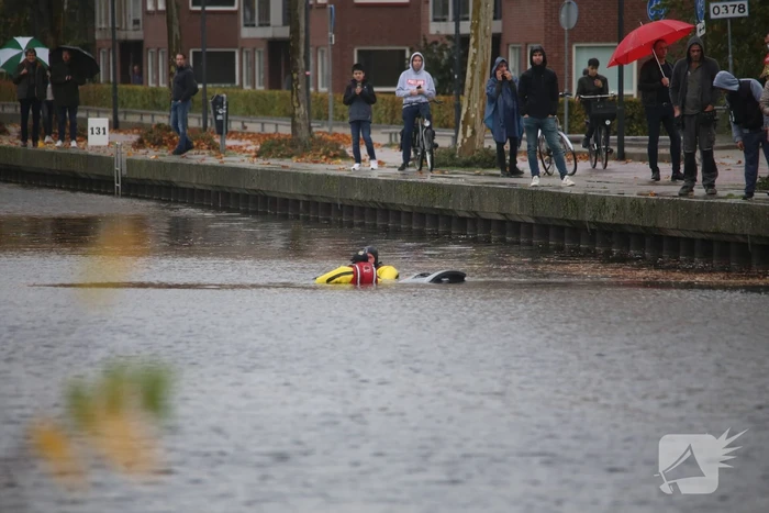 Auto belandt in het water, bestuurder overleden