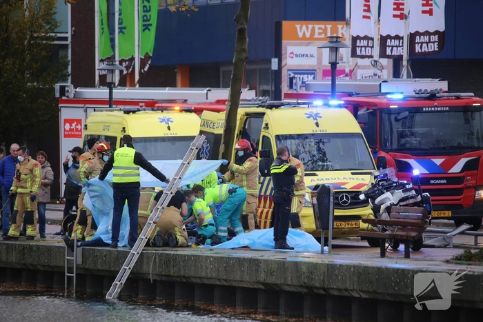 Auto belandt in het water, bestuurder overleden