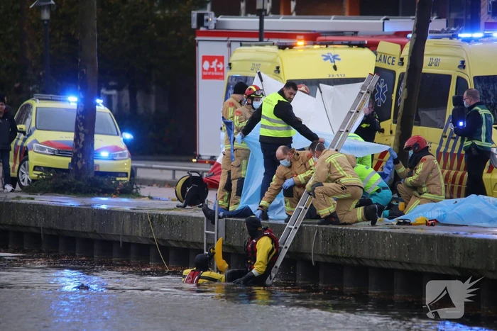 Auto belandt in het water, bestuurder overleden
