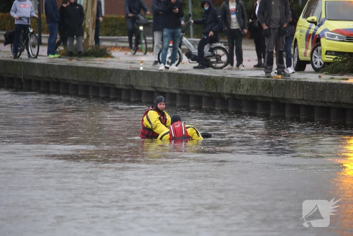Auto belandt in het water, bestuurder overleden