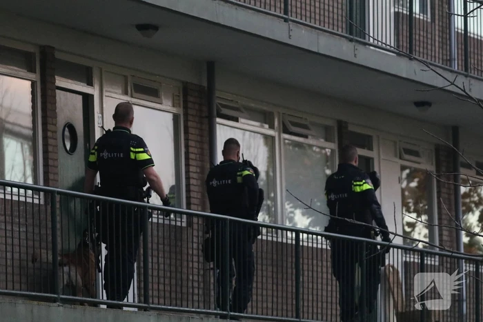 Politie doet inval in appartementencomplex