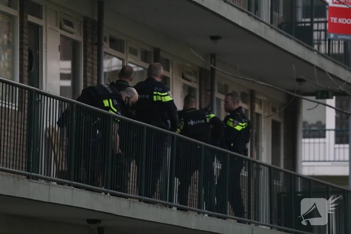 Politie doet inval in appartementencomplex