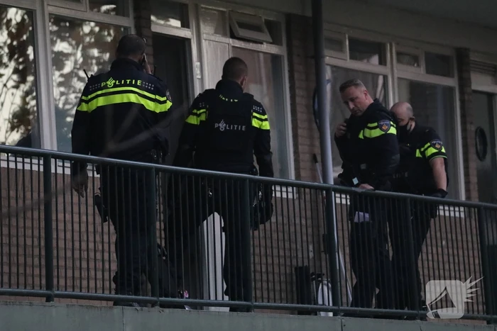 Politie doet inval in appartementencomplex