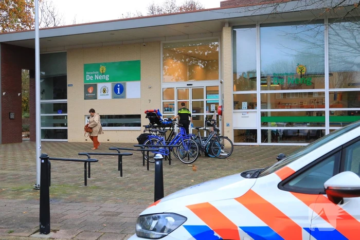 Man op leeftijd valt met fiets er raakt gewond