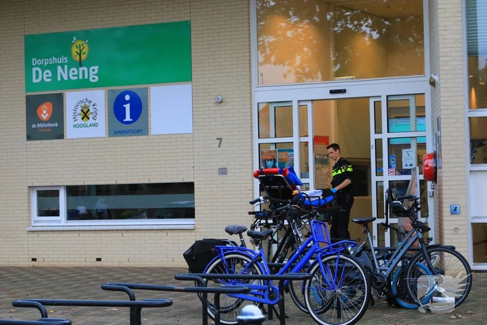 Man op leeftijd valt met fiets er raakt gewond