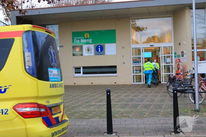 Man op leeftijd valt met fiets er raakt gewond