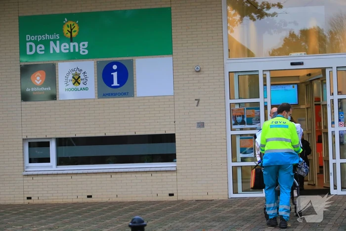 Man op leeftijd valt met fiets er raakt gewond