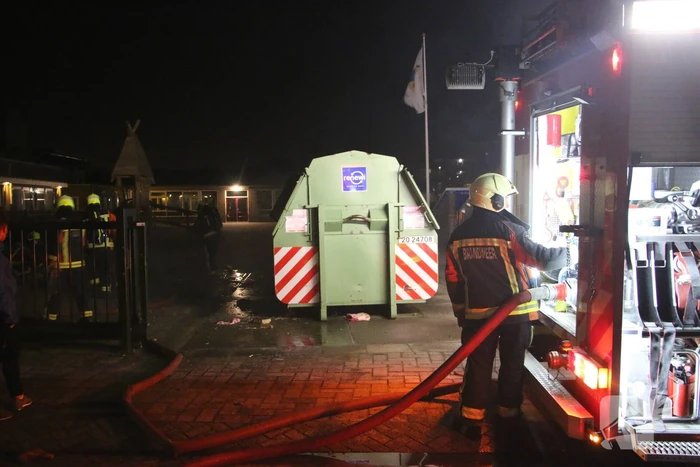 Brand in grote papiercontainer