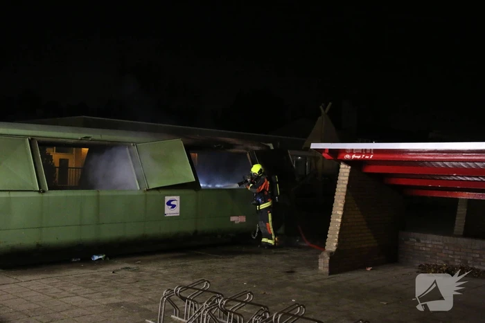 Brand in grote papiercontainer
