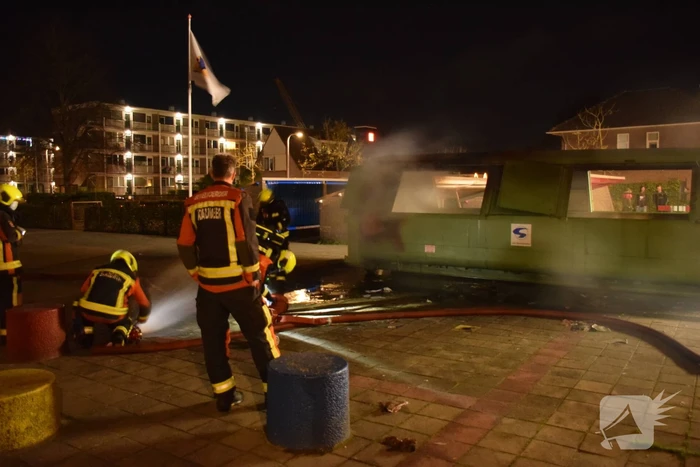Brand in grote papiercontainer