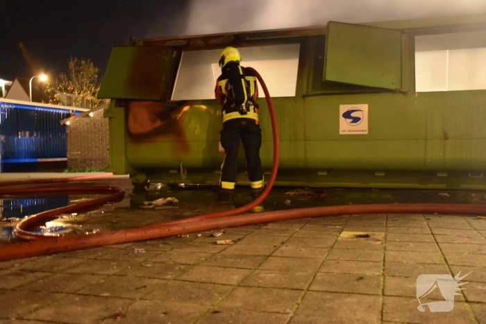 Brand in grote papiercontainer