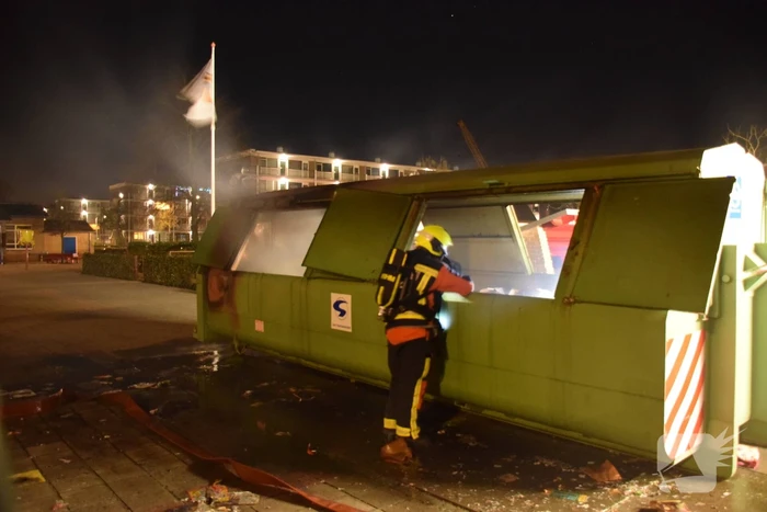 Brand in grote papiercontainer