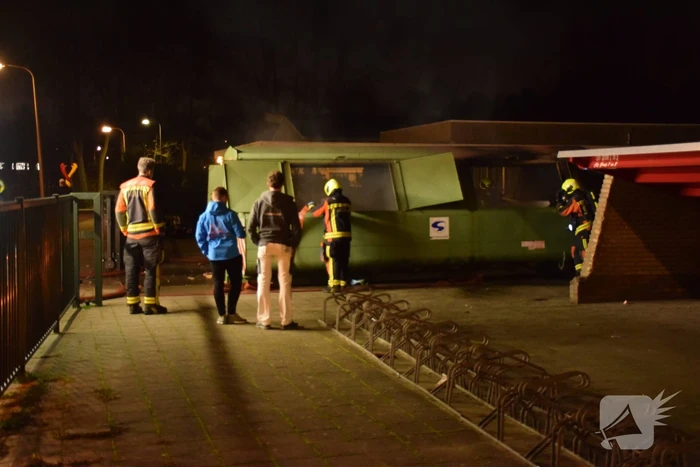 Brand in grote papiercontainer