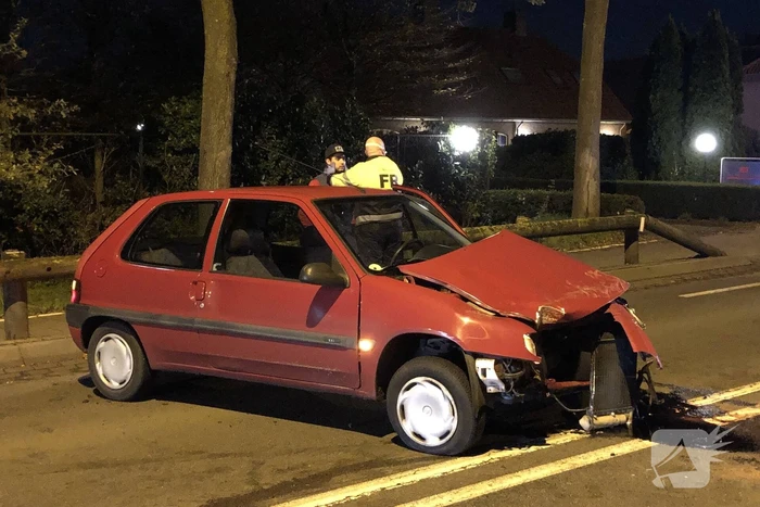 Bestuurder verliest macht over het stuur en rijdt auto total-loss
