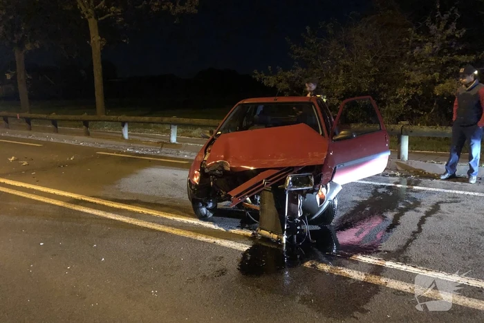 Bestuurder verliest macht over het stuur en rijdt auto total-loss