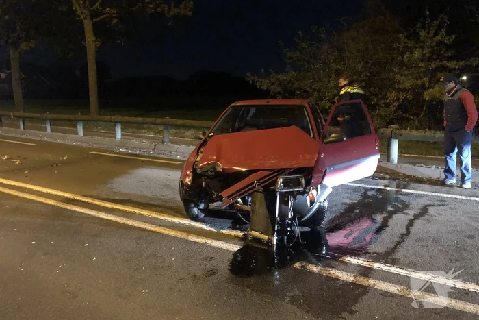Bestuurder verliest macht over het stuur en rijdt auto total-loss