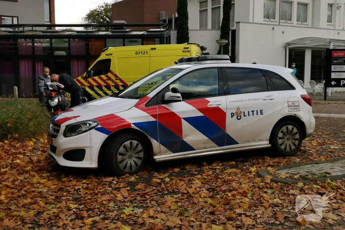 Auto en scooter in botsing met elkaar