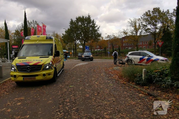Auto en scooter in botsing met elkaar