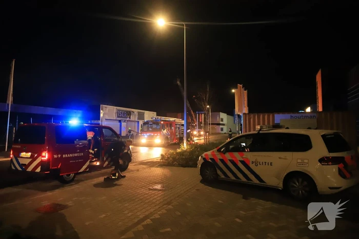 Grote brand in ijzerwarenhandel pand