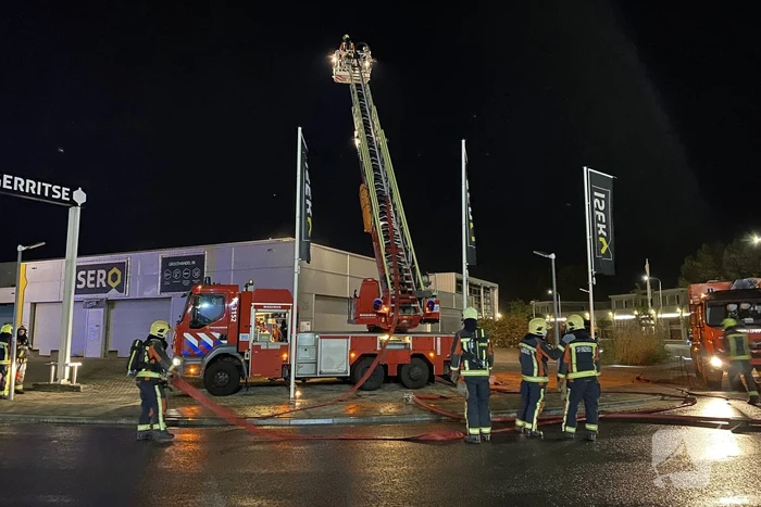 Grote brand in ijzerwarenhandel pand