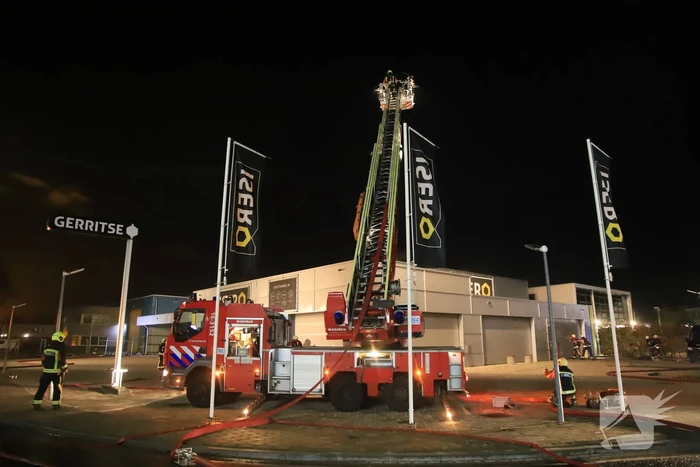 Grote brand in ijzerwarenhandel pand