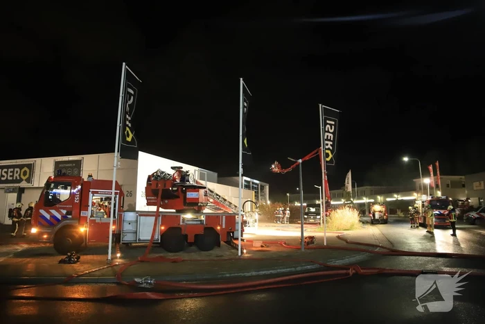 Grote brand in ijzerwarenhandel pand