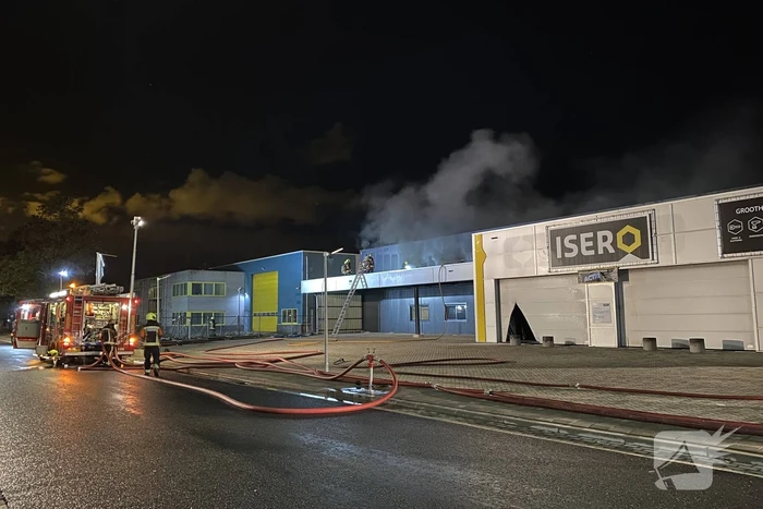 Grote brand in ijzerwarenhandel pand