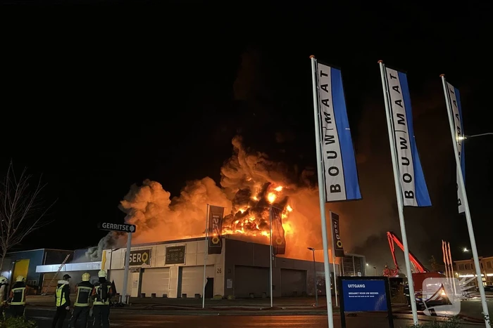 Grote brand in ijzerwarenhandel pand