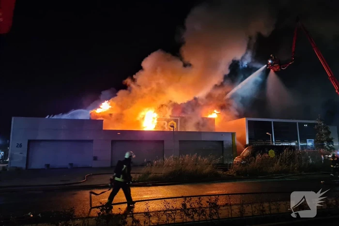 Grote brand in ijzerwarenhandel pand