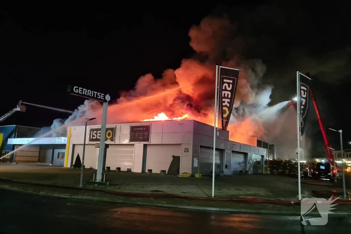Grote brand in ijzerwarenhandel pand