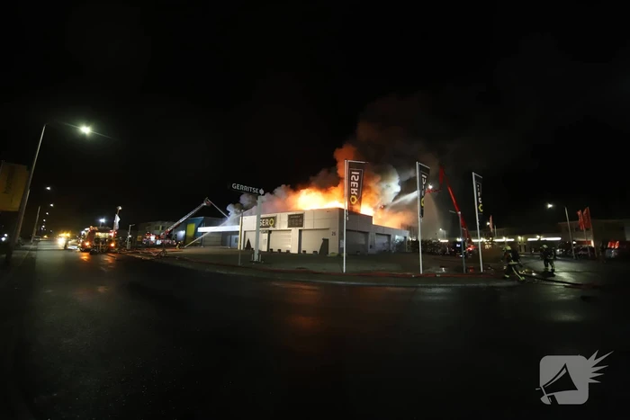 Grote brand in ijzerwarenhandel pand