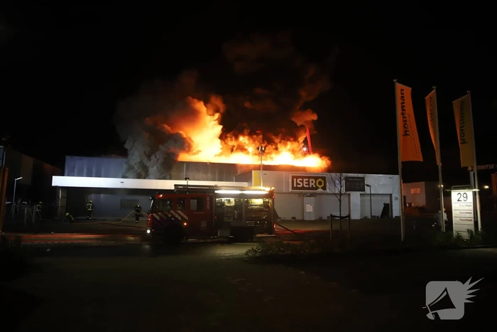 Grote brand in ijzerwarenhandel pand