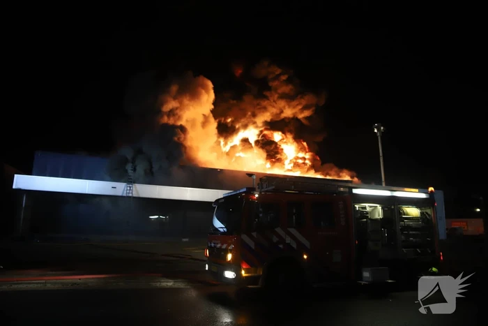 Grote brand in ijzerwarenhandel pand