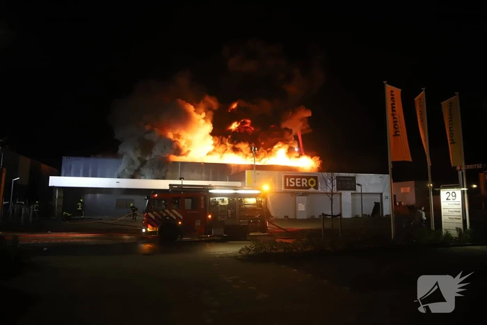 Grote brand in ijzerwarenhandel pand