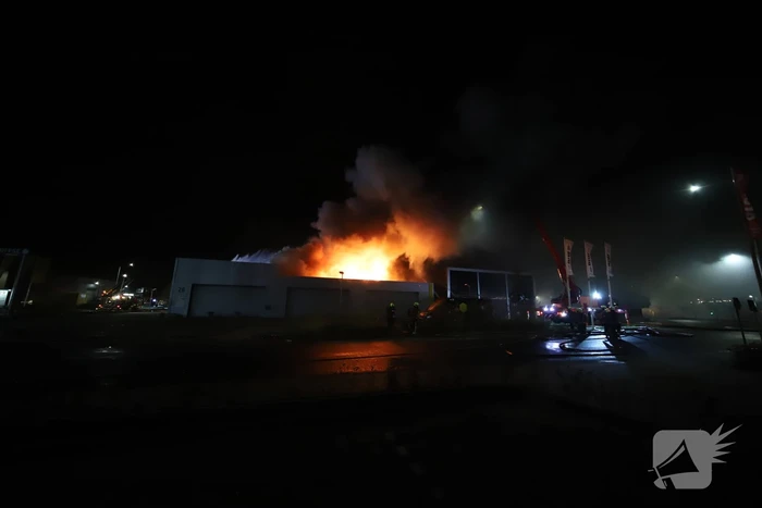 Grote brand in ijzerwarenhandel pand