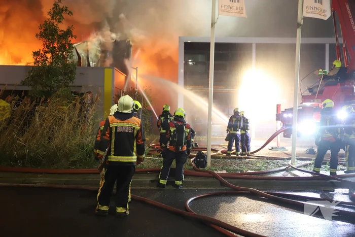 Grote brand in ijzerwarenhandel pand
