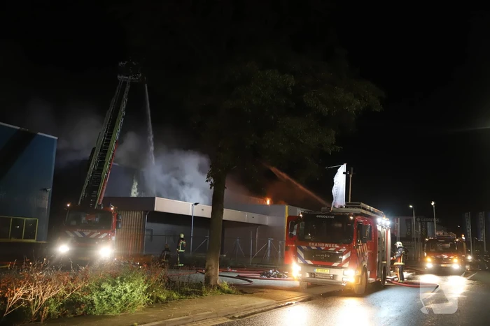 Grote brand in ijzerwarenhandel pand
